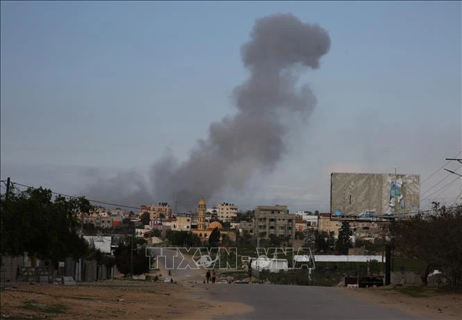 Khói bốc lên sau cuộc không kích của Israel xuống thành phố Khan Younis, Dải Gaza ngày 14/2/2024. (Ảnh: THX/TTXVN)