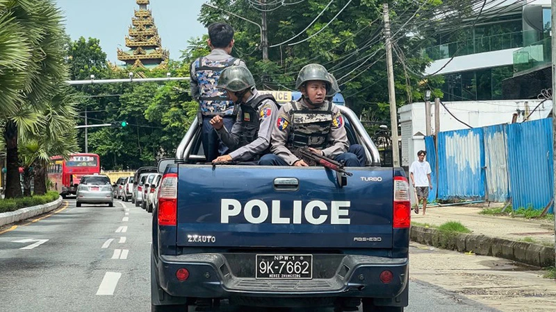 Cảnh sát tuần tra trên đường phố tại Yangon, Myanmar, ngày 19/7/2023. (Ảnh: AFP/TTXVN)