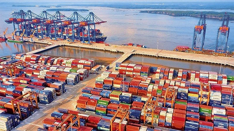 Xuất, nhập khẩu hàng hóa tại cảng Tổng hợp Bình Dương.