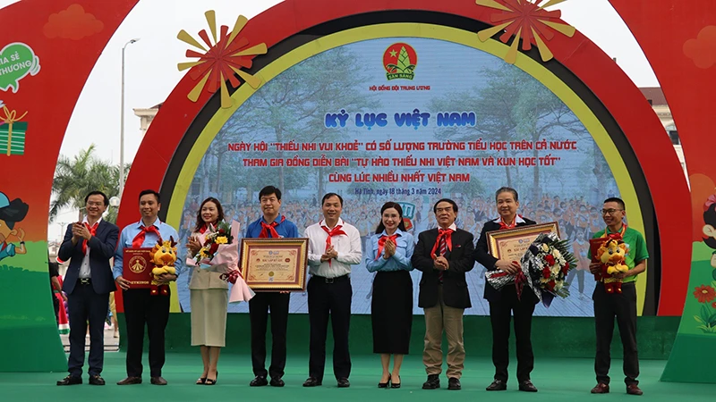 Ngày hội "Thiếu nhi vui khỏe" có số lượng trường tiểu học trên cả nước tham gia màn đồng diễn bài “Tự hào thiếu nhi Việt Nam và Kun học tốt” cùng lúc nhiều nhất Việt Nam. 