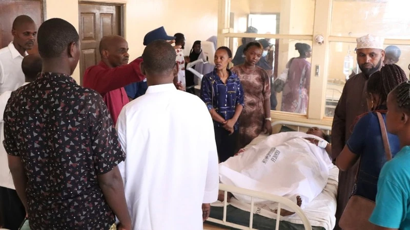 Một nạn nhân bị thương trong vụ nổ được điều trị tại bệnh viện ở Mandera, Kenya. (Ảnh: AP)