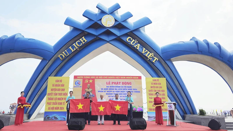 Hoa hậu Hoàn vũ Ngọc Châu và Á hậu Hoàn vũ Thủy Tiên tặng 100 lá cờ Tổ quốc cho các ngư dân Quảng Trị.