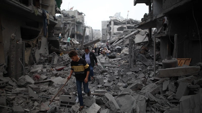 Cảnh đổ nát sau vụ oanh tạc của Israel xuống miền trung Gaza ngày 4/4/2024. (Ảnh: THX/TTXVN)