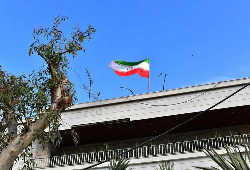 Lá cờ của Iran được treo tại lãnh sứ quán mới của Iran. (Ảnh: Xinhua)