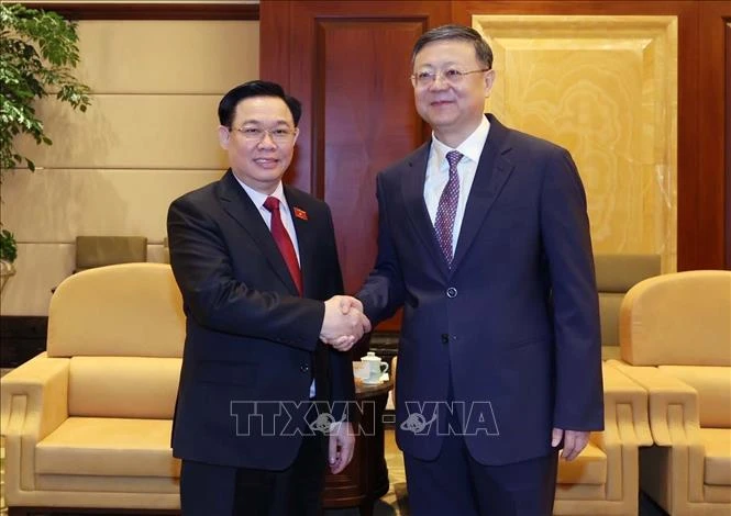 Chủ tịch Quốc hội Vương Đình Huệ gặp đồng chí Trần Cát Ninh, Bí thư Thành ủy Thượng Hải. 