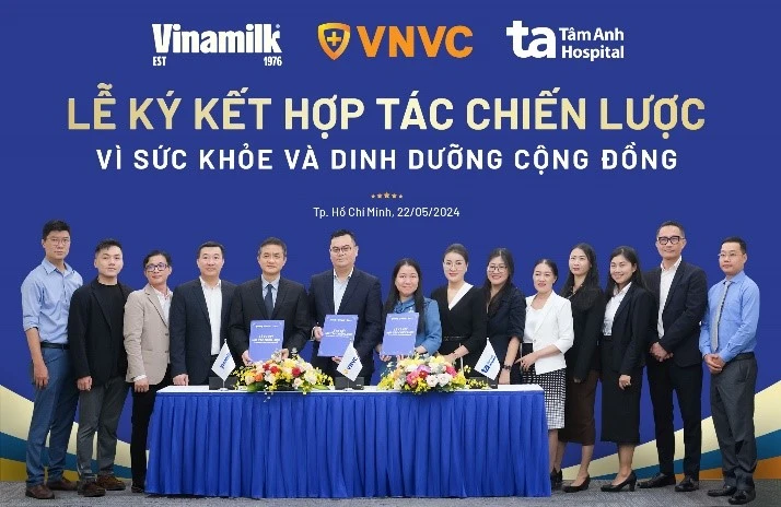 Lãnh đạo Vinamilk, Hệ thống trung tâm tiêm chủng VNVC và Bệnh viện đa khoa Tâm Anh ký hợp tác chiến lược. (Ảnh: Vi Nam)