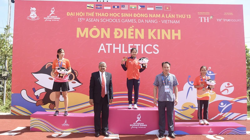 Vận động viên Việt Nam Hoàng Thị Ngọc Anh giành Huy chương Vàng nội dung chạy 3.000m. 
