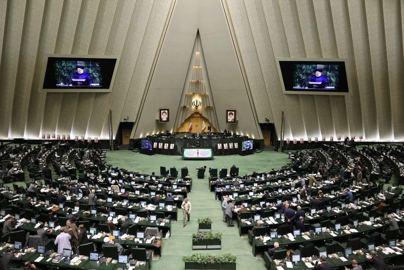 Toàn cảnh một phiên họp Quốc hội Iran ở Tehran. (Ảnh: AFP/TTXVN)
