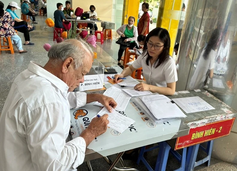Bưu điện Trung tâm Đà Nẵng tổ chức chi trả lương hưu, bảo trợ xã hội cho người hưởng.