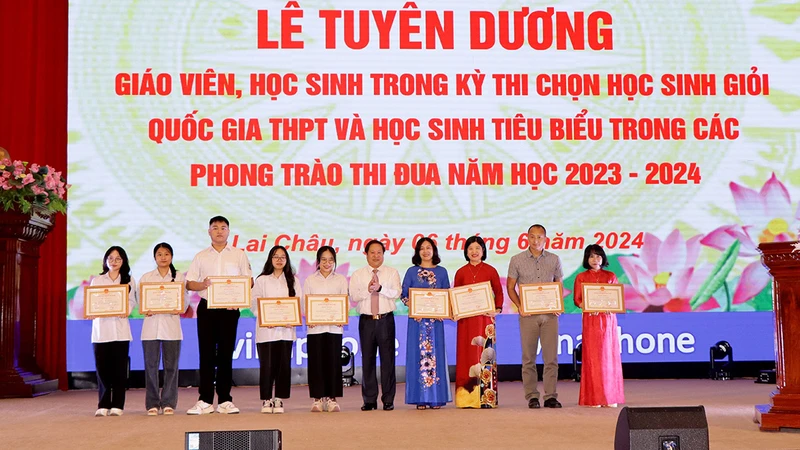 Lãnh đạo tỉnh Lai Châu trao bằng khen cho giáo viên dạy ôn thi và học sinh đạt giỏi quốc gia năm học 2023-2024.