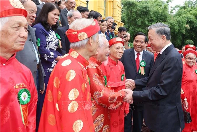 Chủ tịch nước Tô Lâm với người cao tuổi tiêu biểu. 