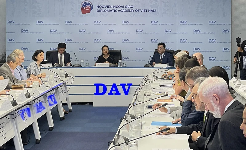 Đại sứ Nguyễn Phương Nga, nguyên Chủ tịch Liên hiệp các tổ chức hữu nghị Việt Nam (VUFO) điều hành chuyên đề: “Những giải pháp tốt nhất và kinh nghiệm quốc tế” tại Hội nghị.