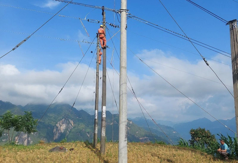 Công nhân điện lực Mường Khương kiểm tra đường dây trước mùa mưa bão năm 2024.