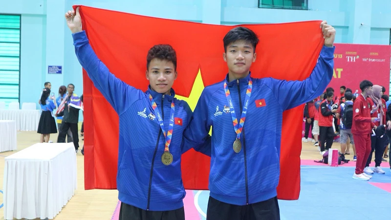 2 vận động viên pencak silat quê Phú Thọ Nguyễn Chính Nghĩa và Đinh Tiến Cửu ăn mừng chiến thắng ở 2 nội dung đối kháng hạng cân 51-54,9kg và 63-67,9kg.