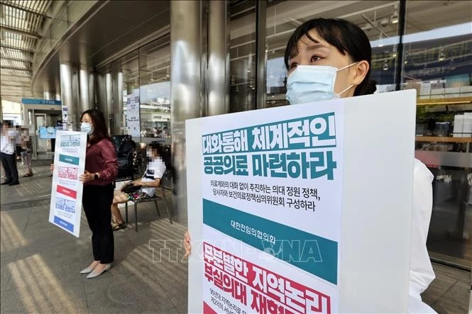 Các bác sĩ tham gia đình công phản đối kế hoạch cải tổ ngành y tại Seoul, Hàn Quốc. (Ảnh: Yonhap/TTXVN)