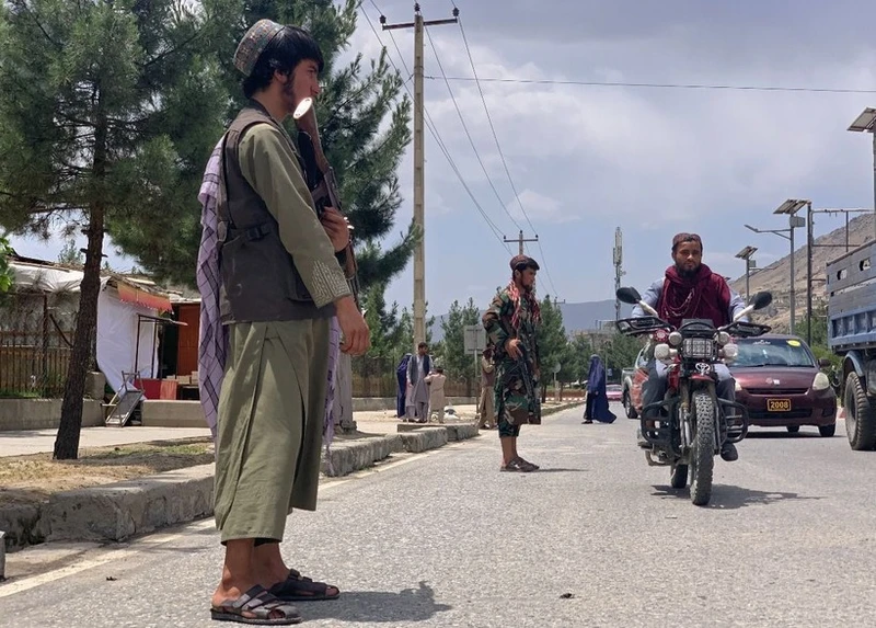 Lực lượng Taliban gác tại hiện trường một vụ tấn công ở Faizabad, tỉnh Badakhshan (Afghanistan). (Ảnh: AFP/TTXVN)