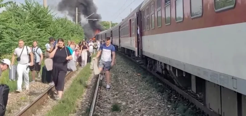 Khói bốc lên từ đám cháy trong khi mọi người sơ tán khỏi một chuyến tàu gần Nove Zamky, Slovakia ngày 27/6/2024. (Ảnh: CNN)