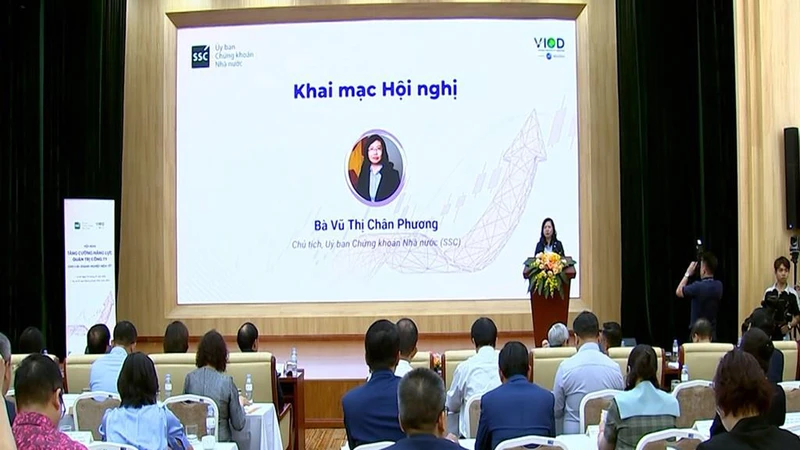 Chủ tịch Ủy ban Chứng khoán Nhà nước Vũ Thị Chân Phương phát biểu tại hội nghị.