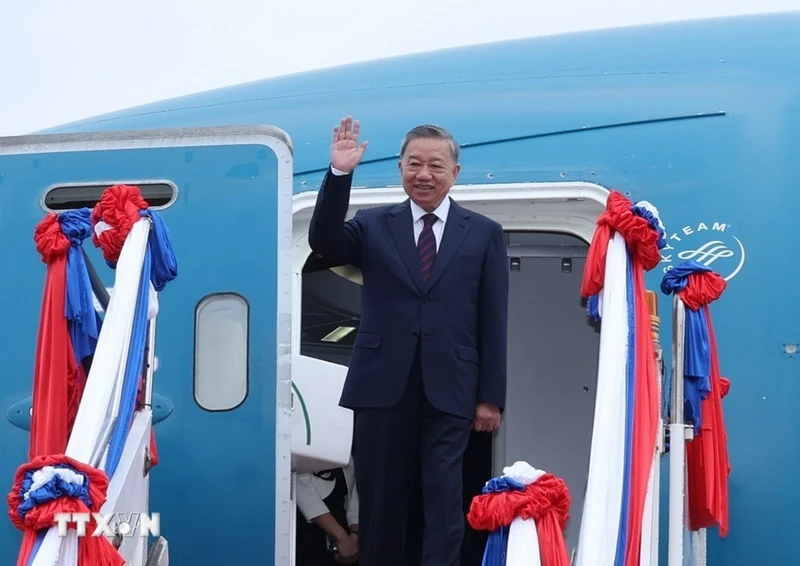 Chủ tịch nước Tô Lâm đến Sân bay quốc tế Wattay, thủ đô Viêng Chăn.