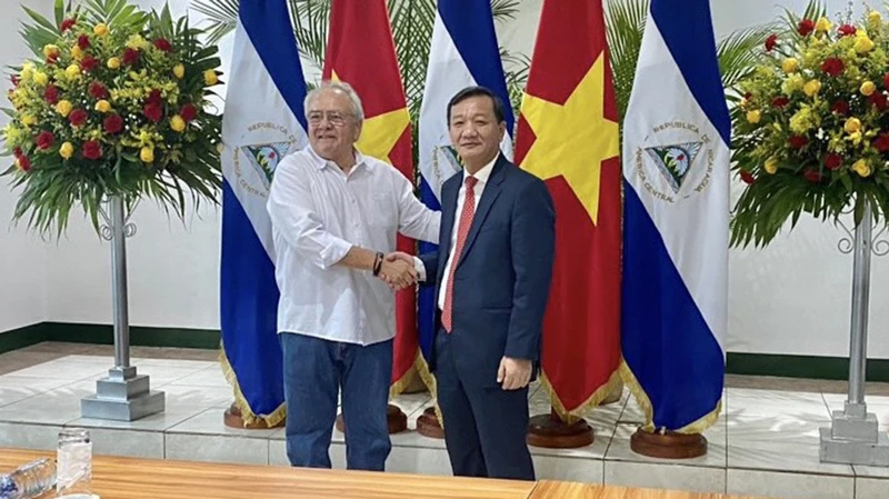 Phó Trưởng Ban Đối ngoại Trung ương Nguyễn Minh Tâm gặp Chủ tịch Quốc hội Gustavo Porras. (Ảnh: Ban đối ngoại Trung ương)