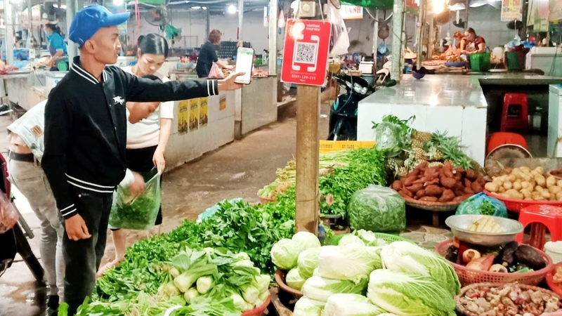 Thanh toán không dùng tiền mặt ở chợ nông thôn Thái Nguyên