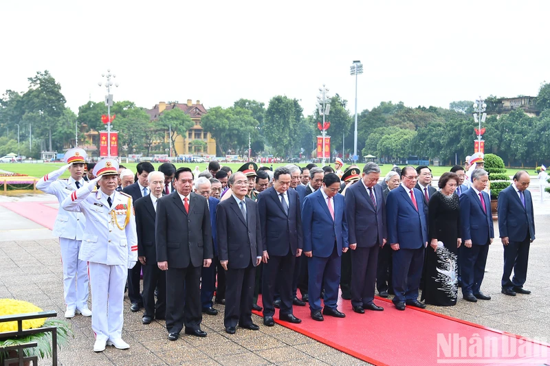 Các đồng chí lãnh đạo, nguyên lãnh đạo Đảng, Nhà nước thành kính tưởng nhớ Chủ tịch Hồ Chí Minh.