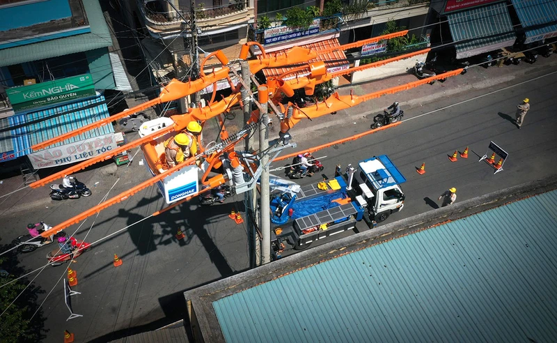 Xe chuyên dụng phục vụ thi công, sửa chữa lưới điện bảo đảm cung cấp điện an toàn, ổn định cho các địa phương phía nam.