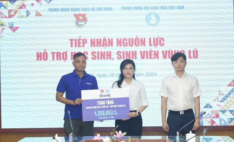 Đại diện Vinamilk trao tặng bảng tượng trưng hơn 1.258.000 sản phẩm (tương đương 6 tỷ đồng) cho đại diện Trung ương Đoàn Thanh niên Cộng sản Hồ Chí Minh.