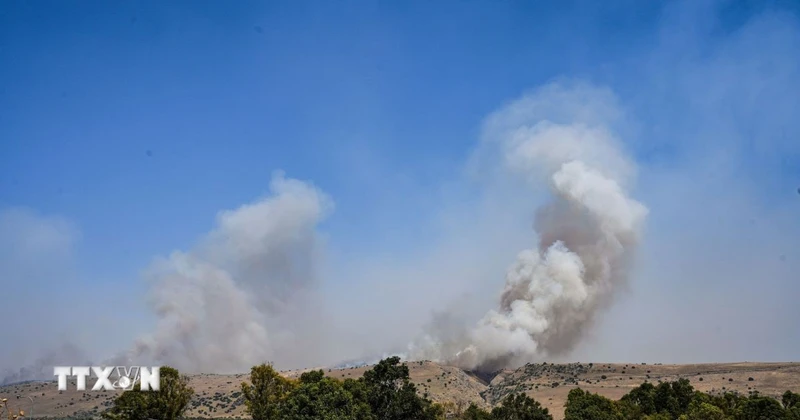 Khói bốc lên từ khu vực Cao nguyên Golan do Israel kiểm soát sau vụ tấn công rocket của nhóm vũ trang Hezbollah ở Liban. (Ảnh: THX/TTXVN)