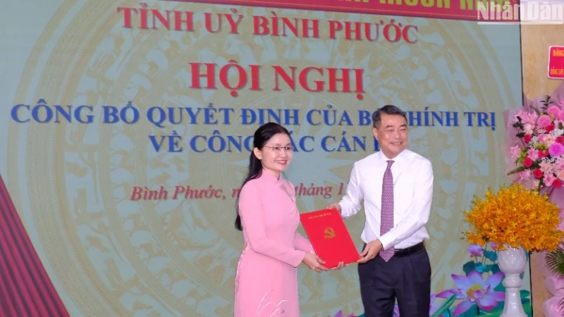 Đồng chí Lê Minh Hưng, Ủy viên Bộ Chính trị, Bí thư Trung ương Đảng, Trưởng Ban Tổ chức Trung ương trao quyết định của Bộ Chính trị cho đồng chí Tôn Ngọc Hạnh.