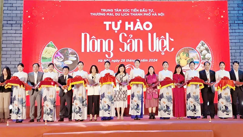 Các đại biểu khai mạc chương trình "Tự hào nông sản Việt Nam".