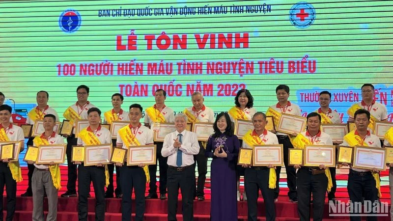 Tôn vinh những người hiến máu tiêu biểu toàn quốc năm 2023.