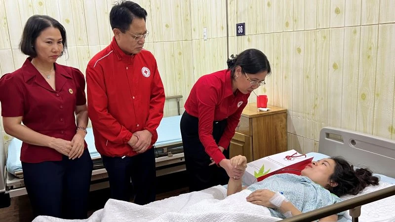 Phó Chủ tịch Trung ương Hội Chữ thập đỏ Việt Nam Huỳnh Thị Xuân Lam thăm hỏi nạn nhân vụ cháy chung cư mini trên phố Khương Hạ (Hà Nội).