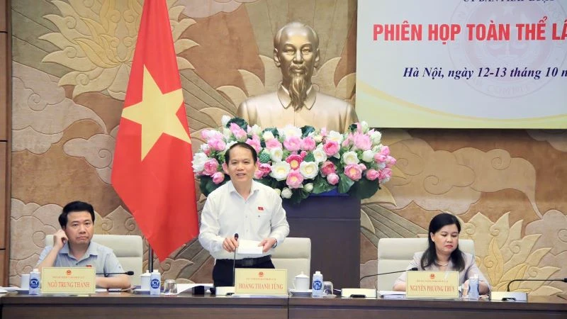 Chủ nhiệm Ủy ban Pháp luật Hoàng Thanh Tùng chủ trì phiên họp.