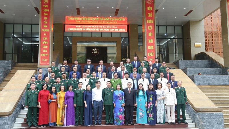 Các đồng chí học viên chụp ảnh lưu niệm cùng lãnh đạo Học viện Quốc phòng. 