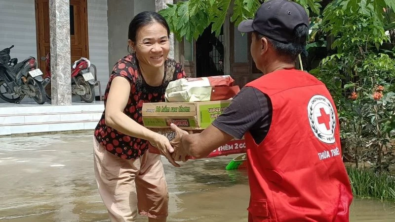 Tiếp tế hàng cứu trợ cho người dân bị ảnh hưởng do mưa lũ.