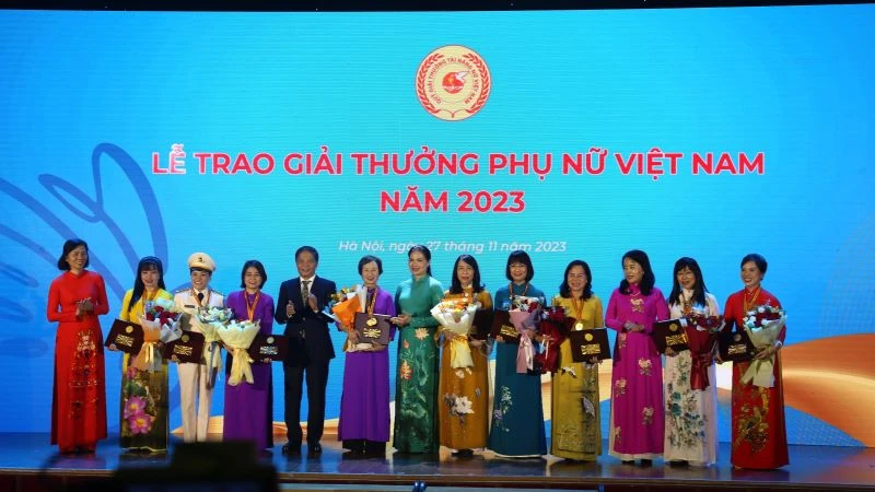 Vinh danh các tập thể, cá nhân đạt Giải thưởng Phụ nữ Việt Nam năm 2023.