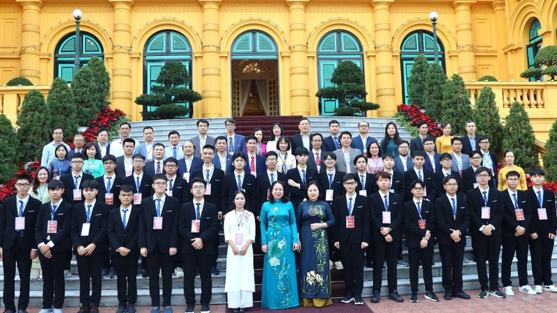 Phó Chủ tịch nước Võ Thị Ánh Xuân gặp mặt các học sinh đoạt giải Olympic và Khoa học kỹ thuật quốc tế năm 2023.