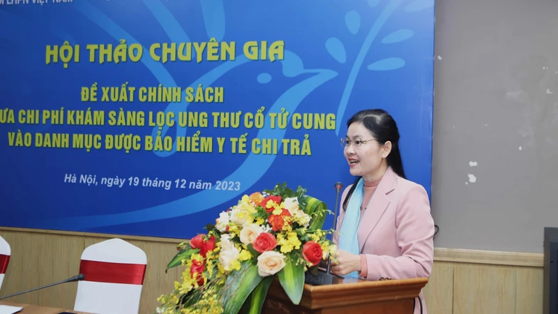 Phó Chủ tịch Hội Liên hiệp Phụ nữ Việt Nam Tôn Ngọc Hạnh phát biểu tại hội thảo. 