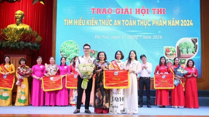 Phó Chủ tịch Hội Liên hiệp phụ nữ thành phố Hà Nội Lê Thị Thiên Hương trao giải Nhất tặng đội thi Hội Liên hiệp phụ nữ quận Tây Hồ.