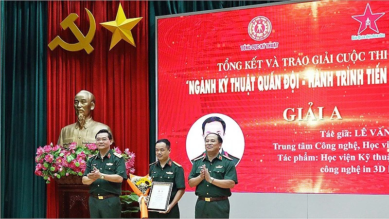 Vinh danh tác phẩm đoạt Giải A trong cuộc thi viết. 