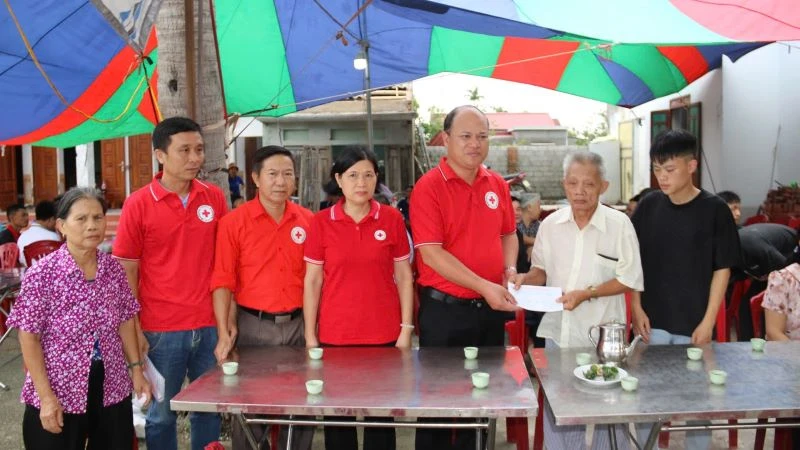 Hội Chữ thập đỏ thành phố Hải Phòng thăm hỏi gia đình nạn nhân thiệt mạng do ảnh hưởng của bão số 3.