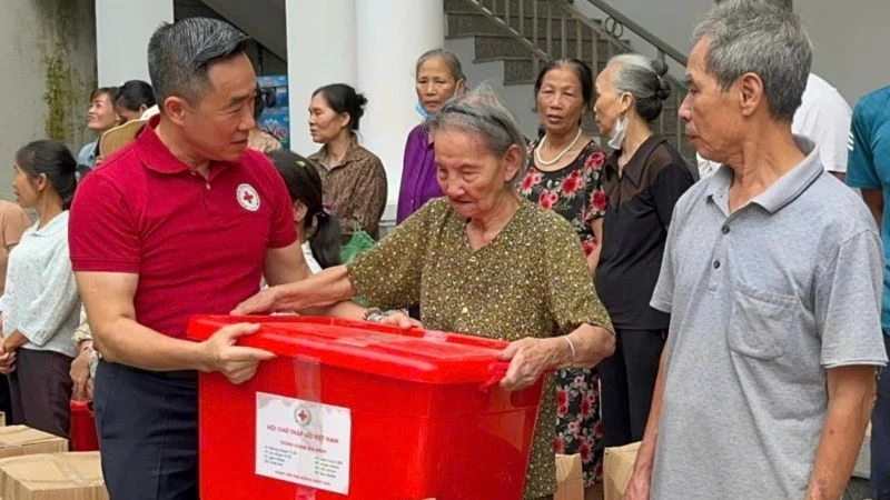 Phó Chủ tịch, Tổng Thư ký Trung ương Hội Chữ thập đỏ Việt Nam Nguyễn Hải Anh thăm hỏi bà con bị ảnh hưởng mưa lũ tại tỉnh Phú Thọ.