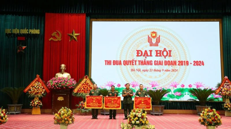 Các tập thể có thành tích xuất sắc, tiêu biểu trong phong trào Thi đua Quyết thắng giai đoạn 2019-2024 được trao Cờ thi đua. 