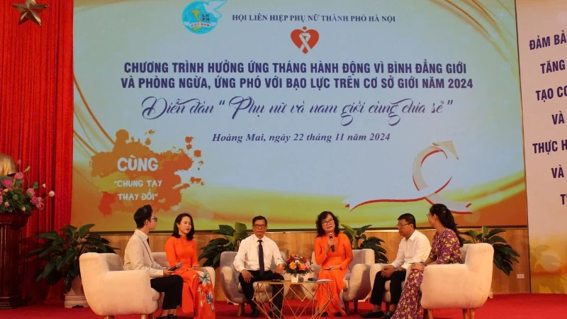 Các đại biểu tham gia diễn đàn "Phụ nữ và nam giới cùng chia sẻ”.