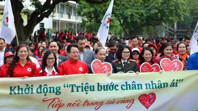 Các đại biểu cùng cán bộ, hội viên, tình nguyện viên Chữ thập đỏ và các bạn sinh viên Đại học Bách khoa Hà Nội hưởng ứng Chiến dịch. 