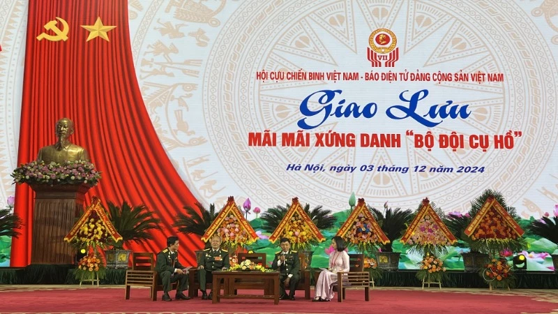 Các đại biểu giao lưu, chia sẻ tại chương trình. 