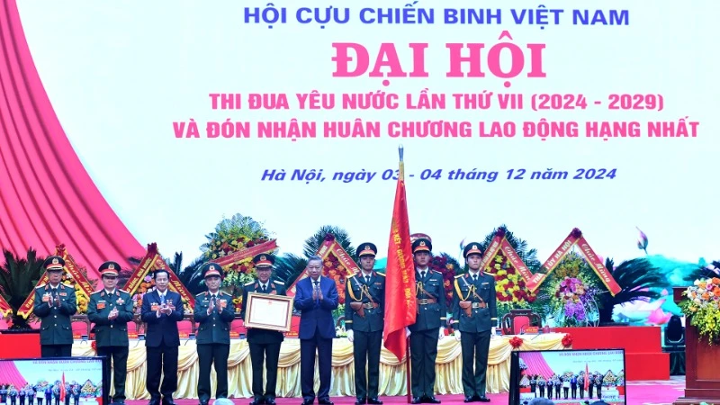 Tổng Bí thư Tô Lâm trao Huân chương Lao động hạng Nhất tặng Hội Cựu chiến binh Việt Nam. (Ảnh: Đăng Khoa)