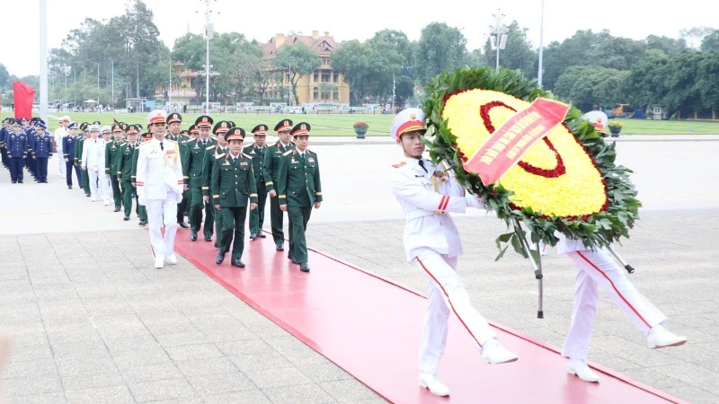 Đoàn đại biểu Quân ủy Trung ương, Bộ Quốc phòng đặt vòng hoa vào Lăng viếng Chủ tịch Hồ Chí Minh. 