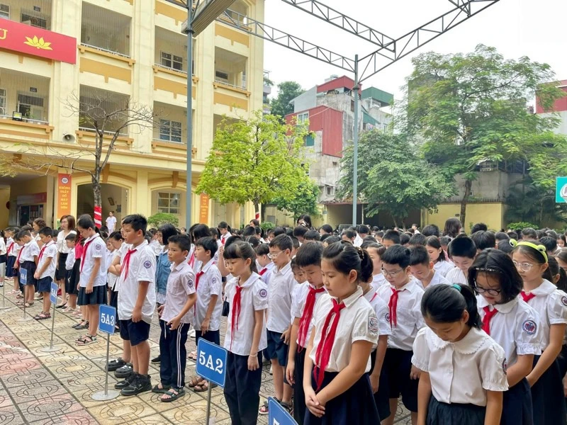 Các em học sinh dành 1 phút mặc niệm để tưởng nhớ các nạn nhân đã tử vong trong vụ cháy chung cư mini tại Khương Hạ.